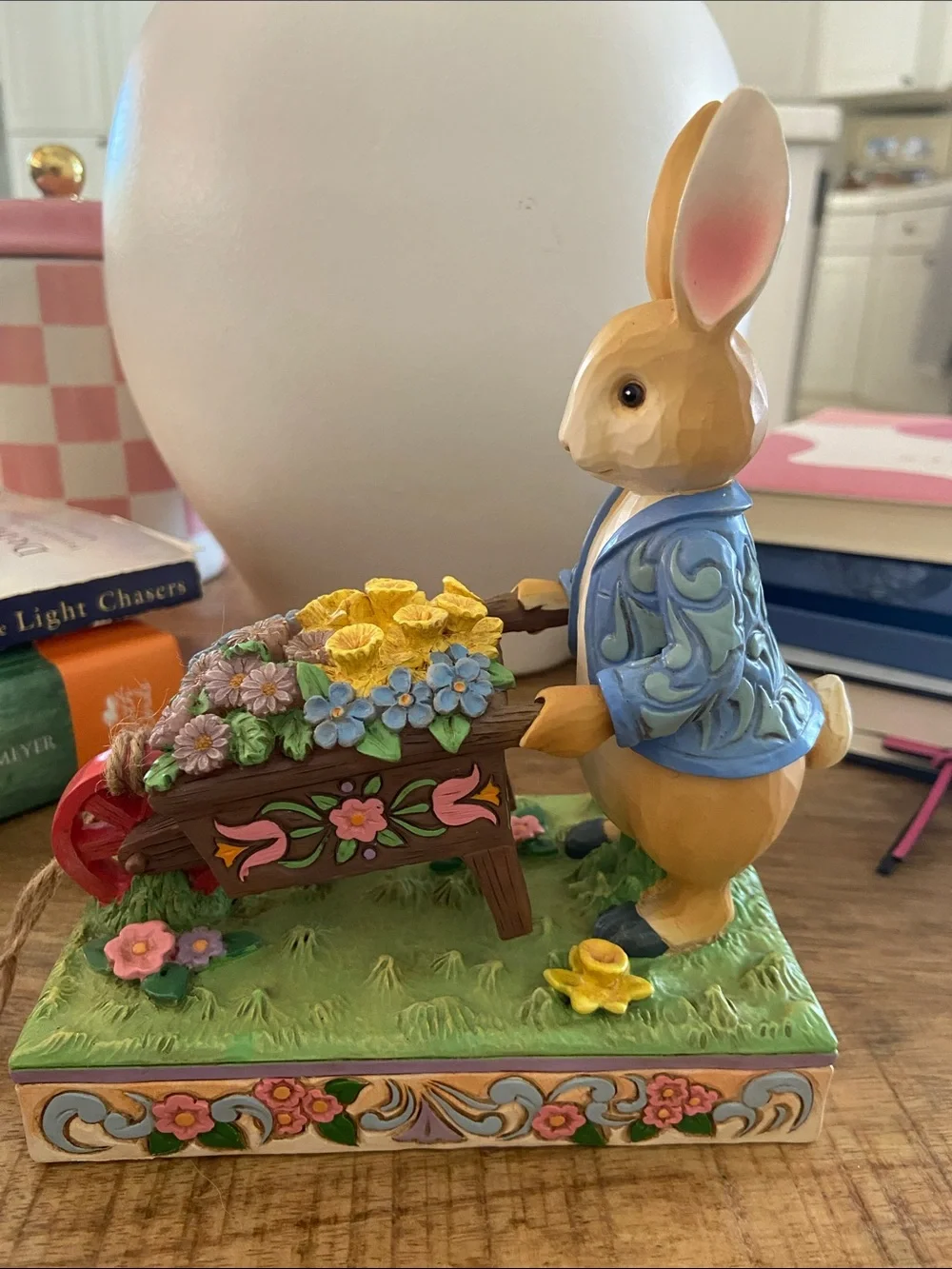 Jim Shore 6014048 Peter Rabbit with Flowers